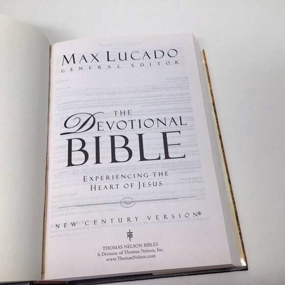 The Devotional Bible Experiencing the Heart of Jesus Max Lucado Hardcover NEW - Picture 3 of 11